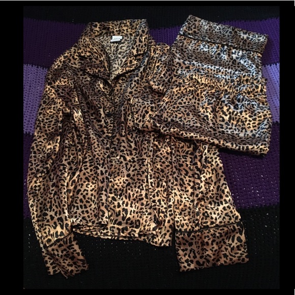 Satin soft feel Cheetah 🐆 print pajama 2 piece set - Picture 4 of 5